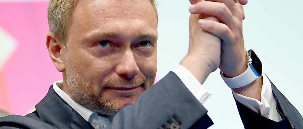 Christian Lindner, Fraktionsvorsitzender und Parteivorsitzender der FDP, freut sich am 70. FDP-Bundesparteitag über die Würdigung der Parteimitglieder.