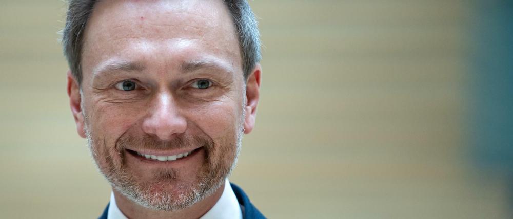 Christian Lindner, Partei- und Fraktionsvorsitzender der FDP hat gut lächeln. Seine Partei ist mit der SPD gleichgezogen.
