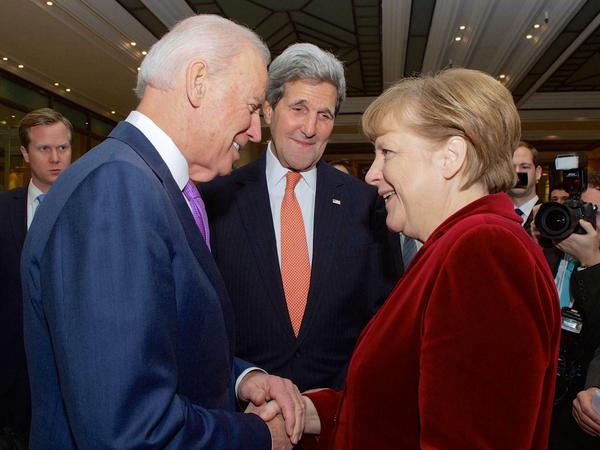 Angela Merkel traf schon öfters auf Joe Biden, zum Beispiel 2015 bei der Münchner Sicherheitskonferenz.