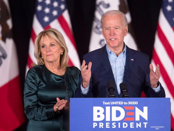 Joe Biden und seine Frau Jill vor Anhängern in Des Moines.