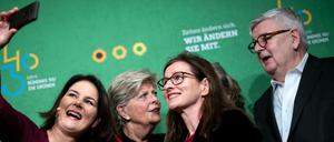 Grünen-Chefin Annalena Baerbock (l) und der ehemalige Außenminister Joschka Fischer (r) machen bei der Jubiläumsfeier zum 40. Geburtstag der Grünen mit Parteifreundinnen ein Selfie.