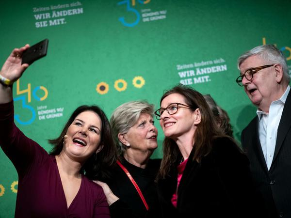 Grünen-Chefin Annalena Baerbock (l) und der ehemalige Außenminister Joschka Fischer (r) machen bei der Jubiläumsfeier zum 40. Geburtstag der Grünen mit Parteifreundinnen ein Selfie.