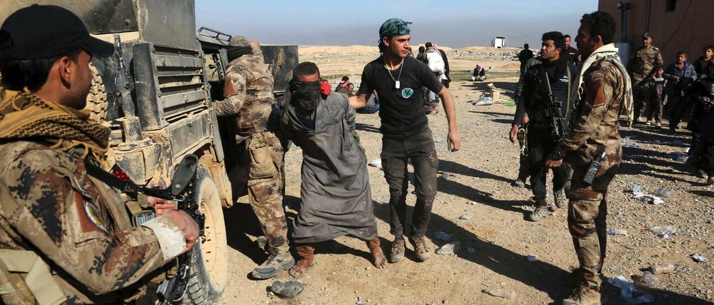 Soldaten einer irakischen Spezialeinheit verhaften einen IS-Kämpfer in Mossul. 