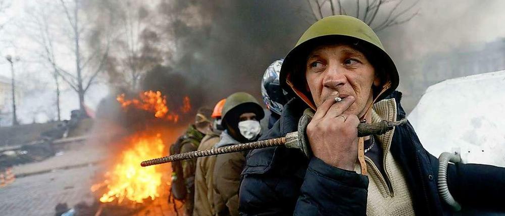 Kurzes Durchschnaufen in Kiew. Demonstranten halten die Verteidigungslinie gegen Regierungskräfte.