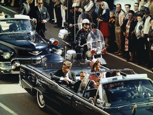 Dieses Bild zeigt John F. Kennedy in Dallas kurz vor den tödlichen Schüssen. 