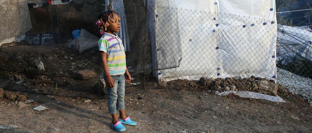 Auch rund um das offizielle und völlig überfüllte Camp Moria haben sich tausende von Flüchtlingen angesiedelt - so wie dieses Mädchen.