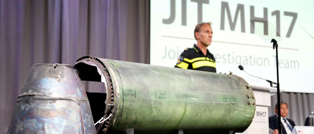 Ermittler präsentieren die Überreste der Buk-Rakete, mit der MH17 abgeschossen wurde.