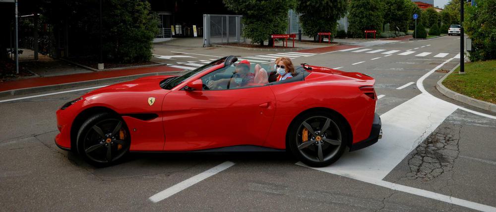 Ein Ferrari auf der Straße (Schmuckbild).