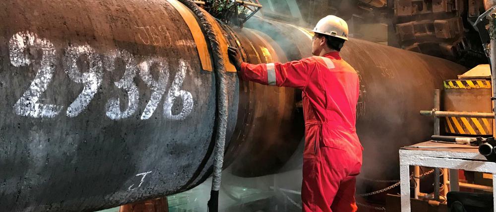Ein Arbeiter bearbeitet ein Stück Pipeline für die Gastrasse Nord Stream 2.