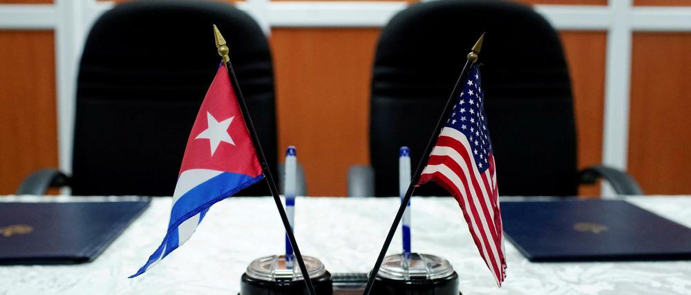 Die Flaggen von Kuba und den USA