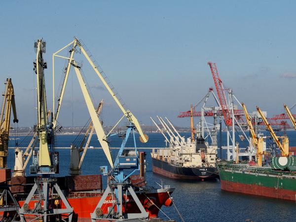 In Odessa, dem letzten von der Ukraine kontrollierten Hafen am Schwarzen Meer, sind Schiffe festgesetzt, die sonst für Getreideexporte genutzt werden.