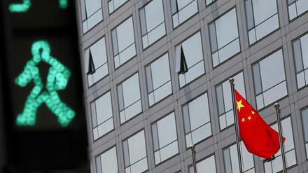 Wie lange stehen die Ampeln hier noch auf Grün? Chinas Nationalflagge vor der Wertpapieraufsichtsbehöre SSTC in Pekings Financial Street im Bezirk Xicheng.