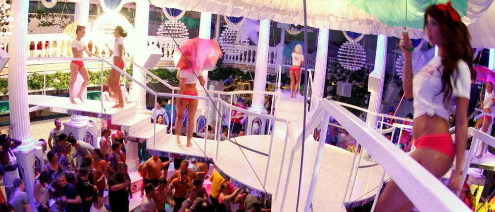 Waren vor Corona erlaubt, jetzt nicht mehr: Partys auf Ibiza. Um sie zu verhindern, will die Regierung Privatdetektive einsetzen.