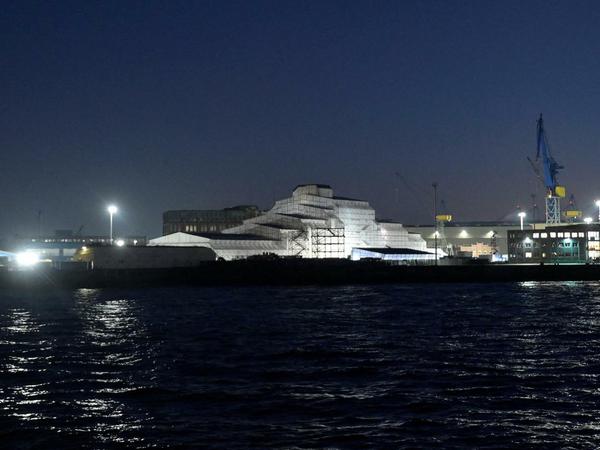 Die „Dilbar“ befindet sich derzeit in der Hamburger Werft Blohm &amp; Voss.