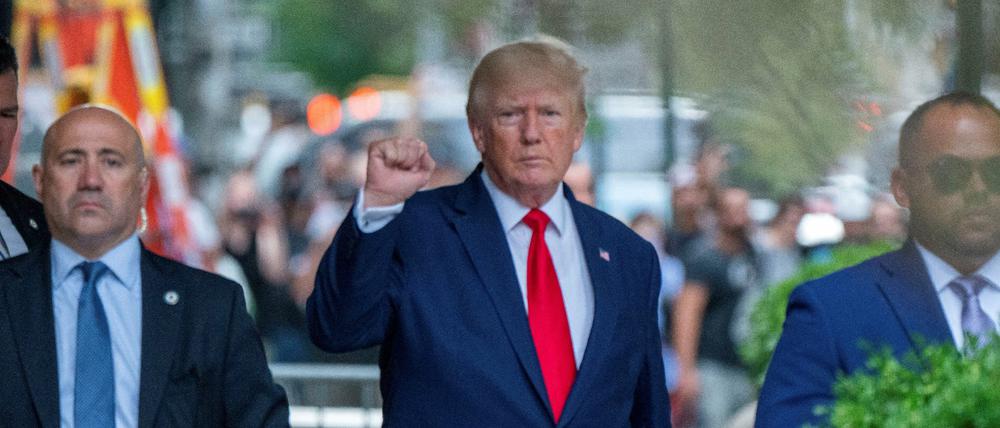 Zwei Tage nach der Durchsuchung seines Anwesend Mar-a-Lago, kehrt Trump im Trump Tower in New York ein.