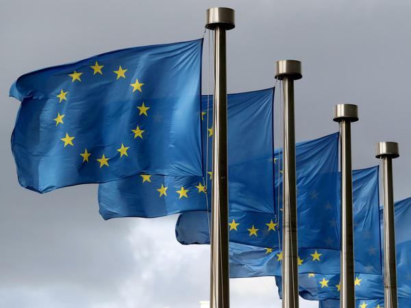 EU-Flaggen flattern vor dem Hauptsitz der Europäischen Kommission in Brüssel, Belgien.