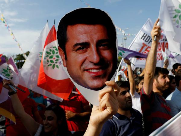 Demonstrierende halten ein Bild des ehemaligen HDP-Vorsitzenden Selahattin Demirtas in die Höhe.