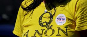 Eine Trump-Unterstützerin trägt ein QAnon-Hemd. 