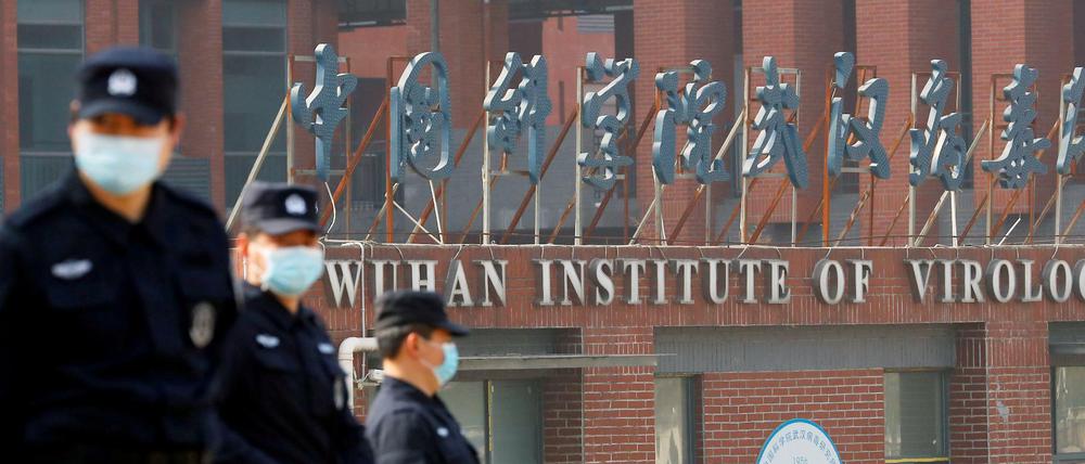 Sicherheitsbeamte vor dem Virologischen Institut im chinesischen Wuhan (Archivbild) 