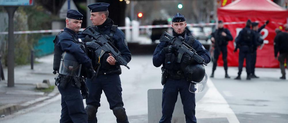 Französische Polizisten sichern in der Nähe von Paris den Tatort, an dem ein Angreifer auf Personen einstach.