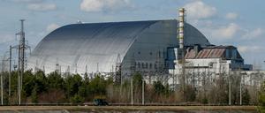 Ein Blick auf den durch einen Sarkophag geschützten Reaktor des Kernkraftwerks Tschernobyl.