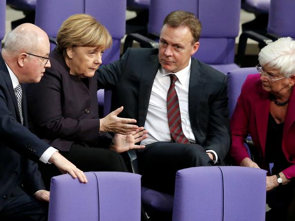 Vermittler: Thomas Oppermann mit Volker Kauder, Angela Merkel (beide CDU) und Gerda Hasselfeldt (CSU) im Bundestag.