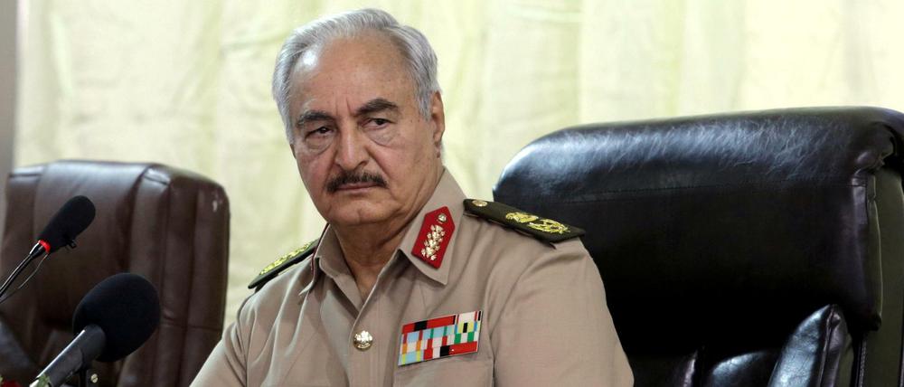 Der libysche General Chalifa Haftar, der als einflussreich, aber politisch hochumstritten gilt (Archivbild). 
