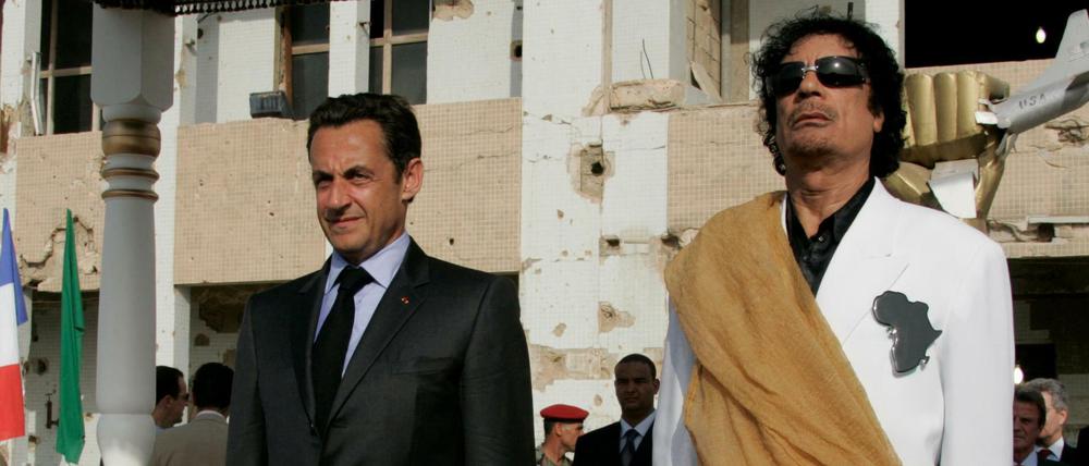 Seite an Seite. Niolad Sarkozy (links) und der damalige libysche Präsident Muammar al-Gaddafi.