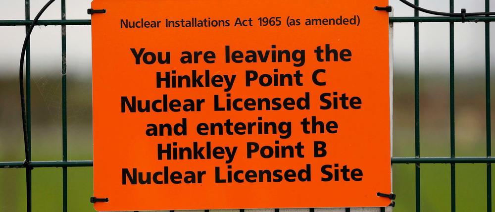 "Sie verlassen Hinkley Point C". Ein Warnschild am Zaun des Geländes in Somerset. 