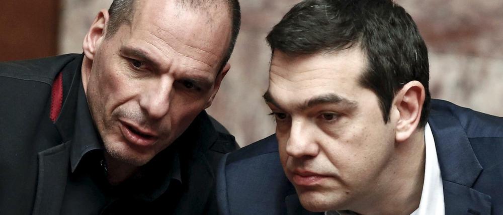 Verschworen - bis zum Bruch. Regierungschef Alexis Tsipras (rechts) waren die Pläne seines Finanzministers Yanis Varoufakis für die Rückkehr zu einer Parallelwährung zu heikel. 