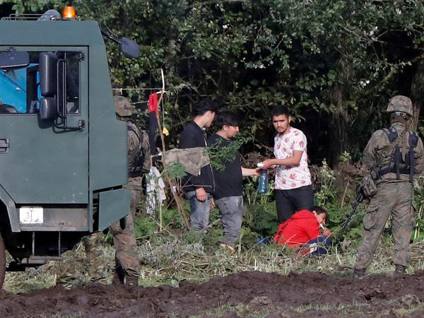 Demonstrative Abschreckung an der Grenze: Polnisches Militär weist Migranten zurück. 