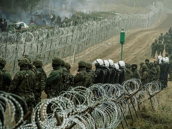 Polnische Soldaten und Polizisten kontrollieren die Grenze zu Belarus.