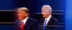 Der amtierende US-Präsident Donald Trump und sein Herausforderer Joe Biden, hier reflektiert in einer TV-Kamera bei ihrem zweiten TV-Duell am 22. Oktober 2020.