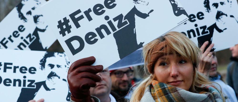 Freiheit für Deniz Yücel fordern Demonstranten vor der türkischen Botschaft in Berlin. 