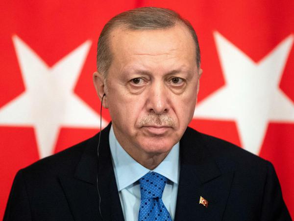 Der türkische Präsident Recep Tayyip Erdogan gibt den Flüchtlingsdruck weiter und schickt Migranten auf den Weg nach Griechenland.