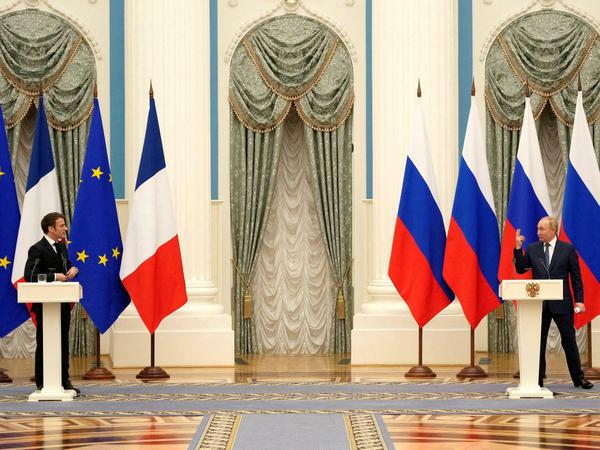 Weit voneinander entfernt: Emmanuel Macron bei Wladimir Putin.