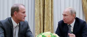 Der ukrainische Oppositions-Chef und Putin-Vertrauter Wiktor Medwedtschuk neben dem russische Präsidenten. (Archivbild)