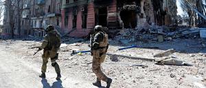 Russische Truppen melden, die strategisch wichtige Hafenstadt Mariupol eingenommen zu haben.
