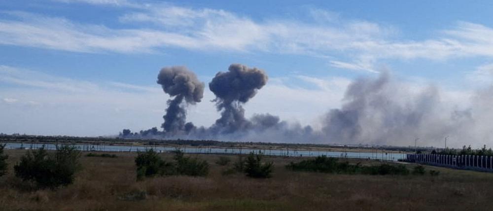 Rauch steigt vom russischen Militärflughafens in der Nähe von Nowofedoriwka auf der Krim auf.