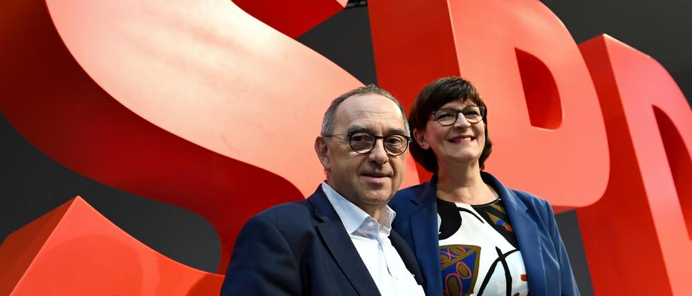 Sind stolz auf die Geschossenheit ihrer Partei: SPD-Vorsitzende Norbert Walter-Borjans und Saskia Esken.