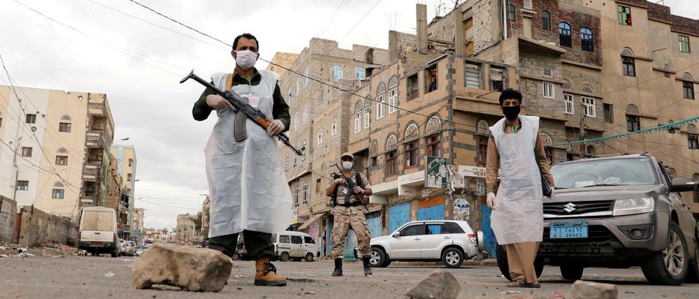 Kämpfer in Sanaa schützen sich vor der Infektion mit dem Coronavirus. Die Bürger sind den Gefahren des Krieges und der Pandemie hilflos ausgeliefert.