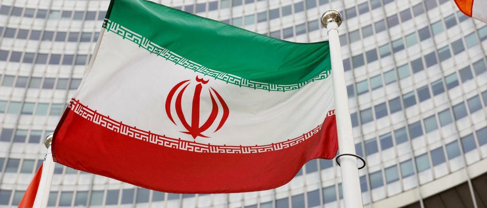 Die iranische Flagge vor dem Hauptquartier der IAEA in Wien.