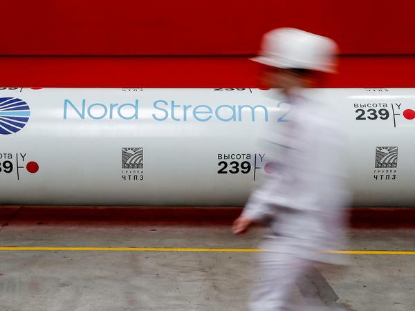 Das Logo des Nord Stream 2-Gaspipeline-Projekts ist auf einem Rohr zu sehen.