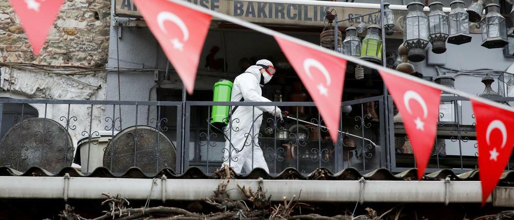 Coronavirus in der Türkei: Ein Arbeiter desinfiziert einen Teil des Großen Bazars in Istanbul. 