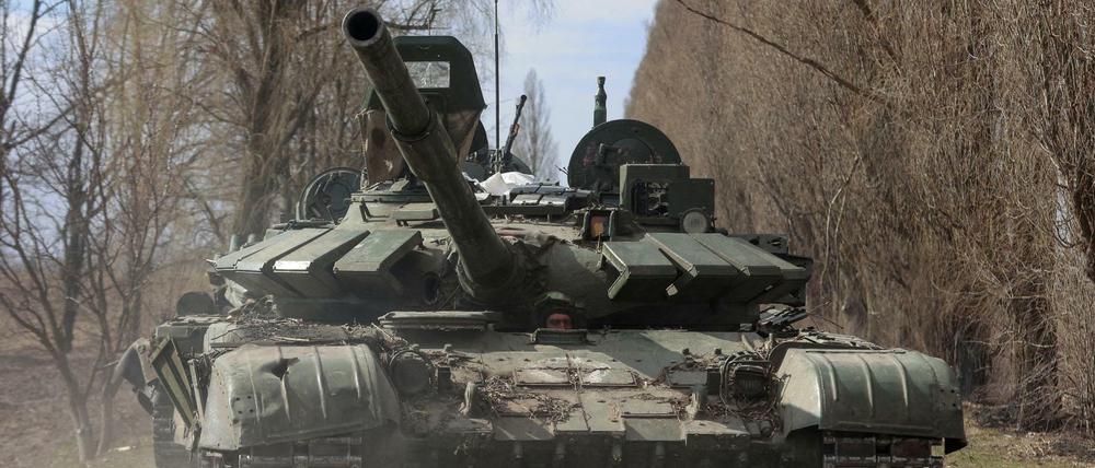 Ein russischer T-72-Panzer, erbeutet von ukrainischen Truppen