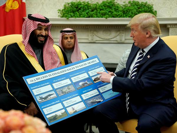 Gut fürs Geschäft. Trump präsentiert die Waffen, die Saudi-Arabien geordert haben soll. Ihm gegenüber Kronprinz bin Salman.