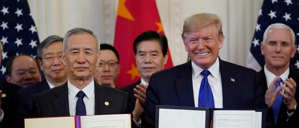 Donald Trump mit Chinas Vize-Premier Liu He nach der Unterzeichnung eines Handelsabkommens im Januar 2020
