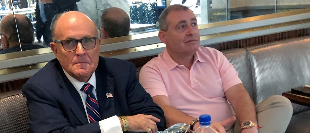 Rudy Giuliani (links) traf sich am 20. September mit dem nun festgenommenen Geschäftsmann Lev Parnas in Washington.