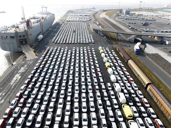 Volkswagen-Export-Autos im Hafen von Emden