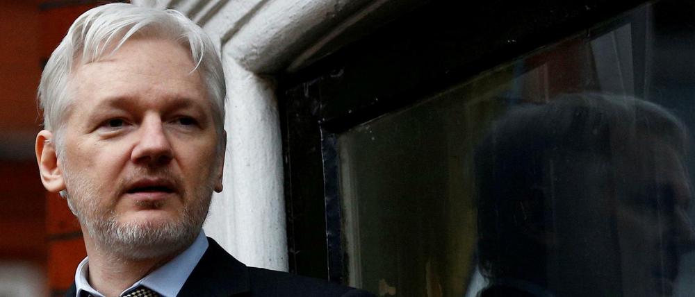 Im Exil überwacht: Wikileaks-Gründer Julian Assange bei einer Ansprache auf dem Balkon der ecuadorianischen Botschaft in London. 